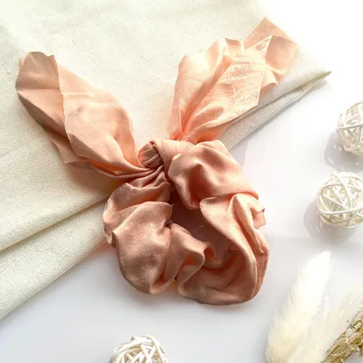 Produktbild von Kurzes Satin-Haargummi mit elegantem Schmetterlingsknoten Beige