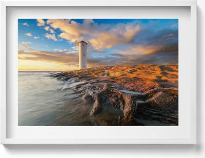 Produktbild von Leuchtturm an der Ostsee– Wandbild mit Rahmen – Gerahmtes Bild  – Wanddekoration – 70x50 cm –  Weiß Rahmen