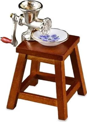 Zdjęcie produktu dla Miniaturowa maszynka do mielenia mięsa z drewnianym krzesełkiem i porcelanowym talerzem
