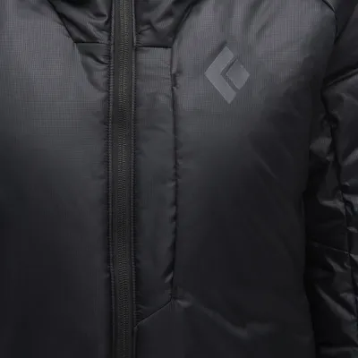 Schwarze Isolationsjacke "W Belay Parka" von Black Diamond; mit markantem Logo auf der Brust.