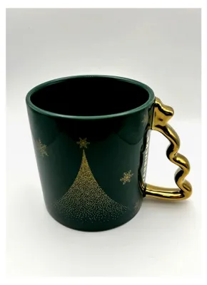 Produktbild von Weihnachtstasse 2025 in Grün mit goldenem Weihnachtsbaumgriff - 355ml