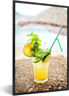Produktbild von MuchoWow® Gerahmtes Poster Gelber Mojito-Cocktail am Strand 60x90 cm - Poster mit Schwarzem Bilderrahmen Wandposter Rahmen Foto Bilder - Kunst