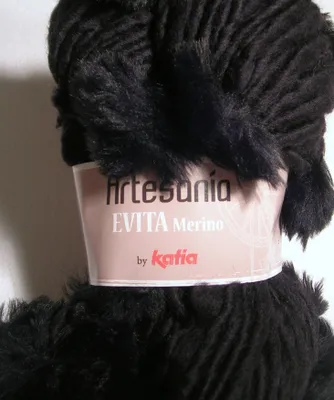Produktbild von Evita Merino Wolle mit Kunstfellbommel von Katia, schwarz (43)