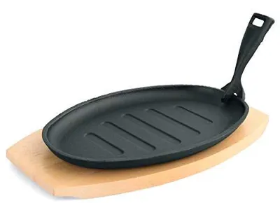 Produktbild von Servierpfanne oval Gusseisen mit Holzuntersetzer und Griff