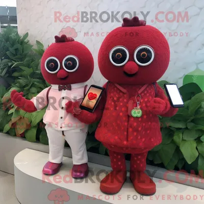 Image de Personnage mascotte REDBROKOLY d une Framboise Rouge habillée d une Mini Robe et de Montres Connectées