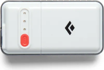 Akku für Stirnlampe "Distance Headlamp" von Black Diamond; weiß mit rotem Schalter und Ladeanzeige.