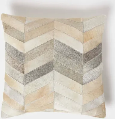 Produktbild von HOMESCAPES Fellkissen 45 x 45 cm Chevron-Muster - Patchwork Kissen aus Fell & Leder mehrfarbig-creme