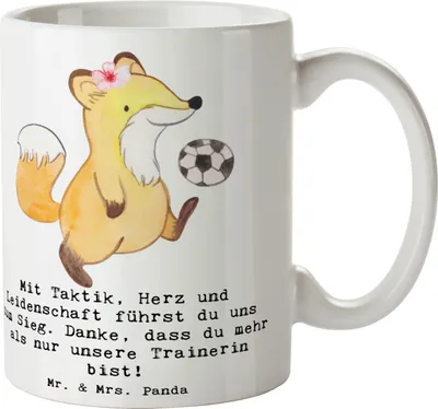 Produktbild von Mr. & Mrs. Panda Trinkbecher Fussball Trainerin - Weiß - Geschenk, Becher, Coaching, Sport, Taktik, Teetasse, Tasse, Danksagung, Sportart, haferl, gemeinsamer Sieg