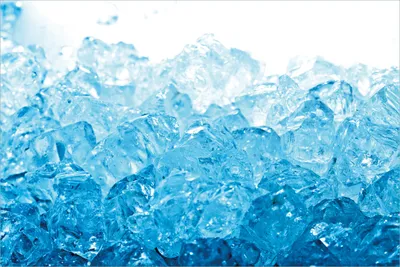 Produktbild von Wallario selbstklebendes Poster - Leuchtendes Eis in blau, Größe: 61 x 91,50 cm