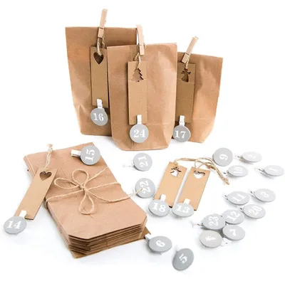 Produktbild von 24 teiliges Adventskalender Set mit Papiertüten + Zahlen Holzklammern + Papier Geschenkanhänger zum Basteln