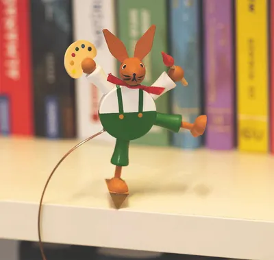 Produktbild von Pendelfigur Osterhase »Eiermaler«.