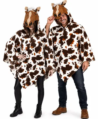 Dame und Herr präsentieren gemeinsam den Western Pferde-Poncho „Hufbert“ für Erwachsene. Beide tragen die braun-weiß gemusterte Tunika mit Kapuze in Pferdekopf-Design und zeigen die Unisex-Passform des humorvollen Tierkostüms.