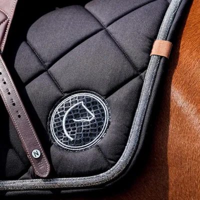 Produktbild von Equithème Schabracke Badge 2.0, Größe:Warmblut, Farbe:schwarz