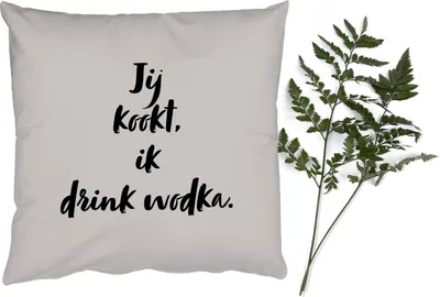 Produktbild von MuchoWow® Zierkissen Sofakissen Wohnzimmer Dekokissen 45x45 cm Taupe - Du kochst, ich trinke Wodka - Zitat - Schlafpolster - Polster für das Sofa