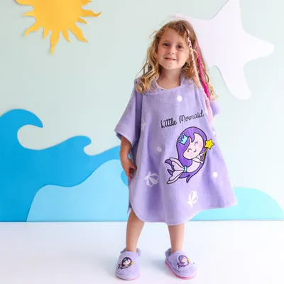 Zdjęcie produktu dla Zestaw poncho i kapci dla dzieci Milk&Moo Little Mermaid, bardzo miękki i chłonny materiał, 100% bawełna, kapcie dla chłopców i dziewczynek, odpowiednie dla dzieci w wieku 4-6 lat, fioletowe