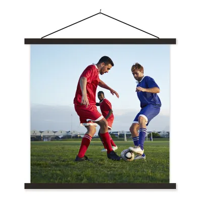 Produktbild von MuchoWow® Textilposter Fußballspiel 60x60 cm mit schwarzem Rahmen - Posteraufhänger