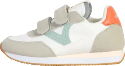 Produktbild von Niedrige Sneaker mit Klettverschluss und Jeans