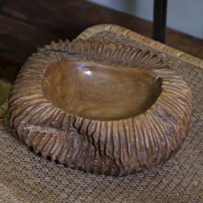 Immagine prodotto di Ciotola decorativa in legno di teak, struttura a rilievo, diametro 32 cm, altezza 11 cm, colore marrone, marca Mauro Ferretti, modello Garit