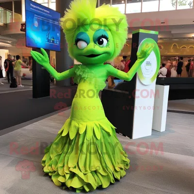Produktbild von Limettengrüner REDBROKOLY Betta-Fisch Maskottchen Kostüm charakter bekleidet mit einem Abendkleid und Armbändern