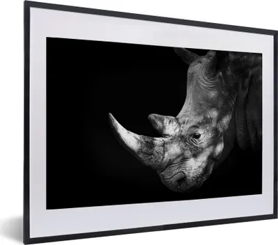 Produktbild von MuchoWow® MuchoWow® Gerahmtes Poster Rhinozeros auf schwarzem Hintergrund 60x40 cm - Poster mit zchwarzem Bilderrahmen - Schlafzimmer - Plakat in Rahmen - Drucken