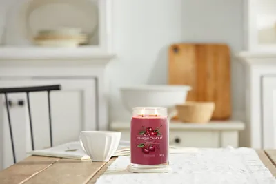 Obrázok produktu pre Yankee Candle BLACK CHERRY - Veľká sviečka Signature 567g