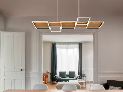 Produktbild von LED Balken Pendelleuchte dimmbar Holzlampe natur & Metall Schwarz über Esstisch