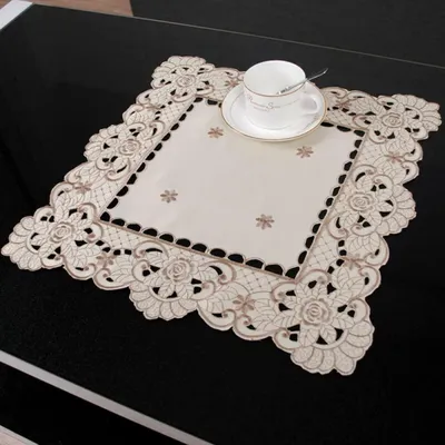 Produktbild von Tischdecke bestickte Spitze floral weiß Satin 40 x 40 cm