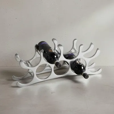 Produktbild von Modernes Weinregal aus Metall, Kapazität für 9 Flaschen, in silberner Farbe, handgefertigt, stabil und dekorativ. 55x12x20 cm | Kadima Design