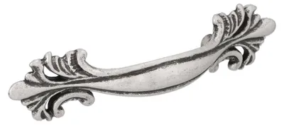 Productafbeelding van Handgreep voor meubels, gemaakt van zinklegering (zamac). Afstand tussen de bevestigingsgaten: 64 mm. Afwerking: gepolijerd, antiek zilver. Set van 25 stuks