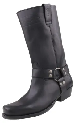 Das Bild zeigt einen schwarzen Stiefel der von der Seite betrachtet wird. Der Stiefel hat eine robuste Sohle und ein schlichtes Design.
