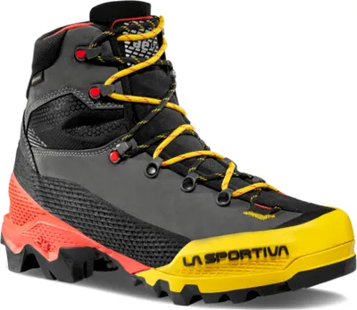 Schwarze und gelbe Bergschuhe "Aequilibrium LT GTX" von La Sportiva mit gelben Schnürsenkeln und rutschfester Sohle.