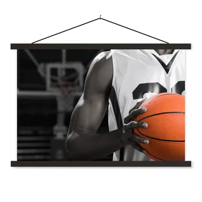 Produktbild von MuchoWow® Textilposter Schwarzer und weißer Basketballspieler mit einem orangefarbenen Basketball 90x60 cm mit schwarzem Rahmen - Aufhängungssatz