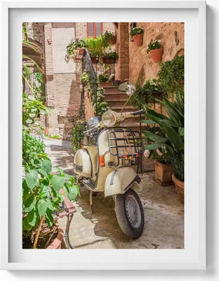 Produktbild von Motorrad auf einer italienischen Straße– Wandbild mit Rahmen – Gerahmtes Bild  – Wanddekoration – 60x80 cm –  Weiß Rahmen