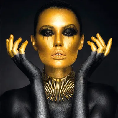 Produktbild von Glasbild Hans on her face I 50x50 cm