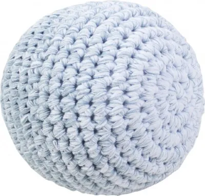 Produktbild von SEBRA Baby Ball Rassel 100% Baumwolle gehäkelt hellblau 12 cm mit Glöckchen