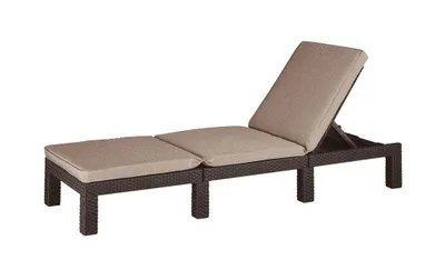 Produktbild von Keter Daytona Deluxe Sonnenliege – Braun – inkl. Auflage in Taupe – Verstellbare Rückenlehne – Kunststoff in flacher Rattanoptik – Wetterfest