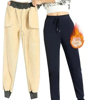 Beige fleece-gefütterte Jogginghose, von Händen hochgehalten, neben dunkelblauer Jogginghose mit Flammen-Grafik, die Wärme zeigt