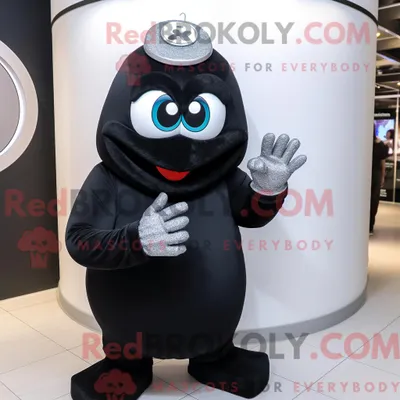 Obrázek produktu pro Postava REDBROKOLY maskota s černým zásnubním prstenem oblečená v mikině a rukavicích