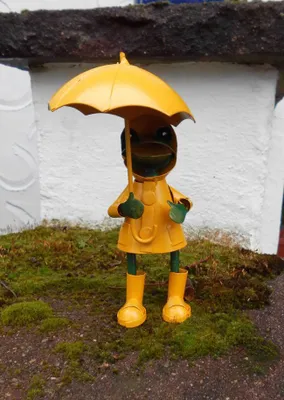 Produktbild von Frosch im Regendress mit Schirm Gartendekoration Eisen gelb 18,5 cm
