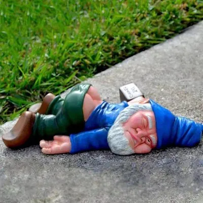 Zdjęcie produktu dla Sztuczne, pijane krasnale ogrodowe – zielona dekoracja zewnętrzna – taras, balkon i nie tylko