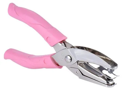 Zdjęcie produktu dla Wycinak metalowy w kształcie serca, do papieru, z różową rączką, idealny do kartek okolicznościowych, scrapbooków i notatników