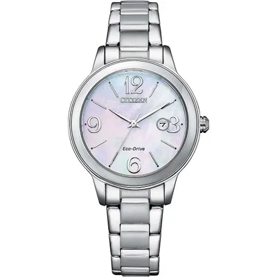 Produktbild von Citizen EW2620-86D Silbrig/Stahl Nur damenuhr aus der lady-kollektion von Citizen. Only time uhr mit stahlgehäuse und armband. Gehäusedurchmesser 31 mm. Das zifferblatt ist aus perlmutt mit applizierten indizes und zahlen und einem stahlarmband mit knopfverschluss. Die wasserfestigkeit beträgt 5 atm. Die bewegung ist eco drive mit einer gangreserve von 6 monaten. Funktionen: eco drive nur uhrzeit und datum. Das glas ist mineralisch. Die referenz ist ew2620-86d