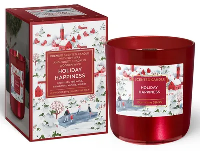 Rote Duftkerze 'Holiday Happiness' von Rico Art mit Holzdocht in Glaszylinder. Packaging und Kerze zeigen winterliche Illustration mit verschneiten roten Häusern, Bäumen und Schlittschuhläufern.