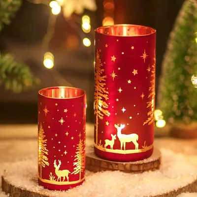 Produktbild von Weihnachtsdekoration für den Esstisch: Set mit 2 Kerzenständern in Form von Rentieren, rote Teelichthalter für Tischdekoration, Weihnachtsornamente für den Innenbereich