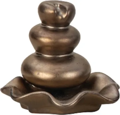 Eine dreistufige Kupfer Keramik-Räucherkerzenhalter-Skulptur, die auf einem gewellten Sockel ruht.