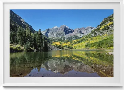 Produktbild von See mit Bergen und Wäldern– Wandbild mit Rahmen – Gerahmtes Bild  – Wanddekoration – 100x70 cm –  Weiß Rahmen