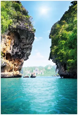 Produktbild von Wallario Premium Glasbild, freischwebende Optik, kräftige Farben, Größe 90 x 60 cm Motiv Felsenschlucht am Meer in Thailand