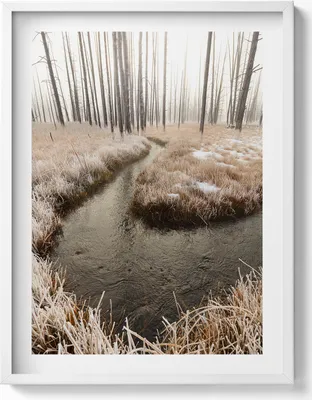 Produktbild von Fluss in einem Wald im Winter– Wandbild mit Rahmen – Gerahmtes Bild  – Wanddekoration – 60x80 cm –  Weiß Rahmen