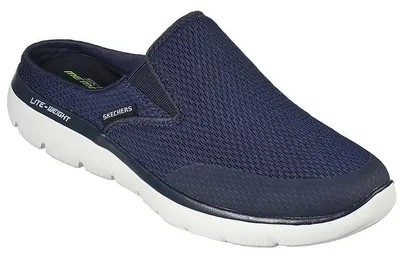 Das Bild zeigt einen blauen Freizeitschuh der von der Seite betrachtet wird. Der Schuh hat ein sportliches Design und ein atmungsaktives Obermaterial.