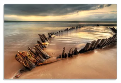 Produktbild von Wallario Frühstücksbrettchen aus Glas 20 x 30 cm mit rutschfesten Füßen, Motiv Bootswrack in Irland am Strand